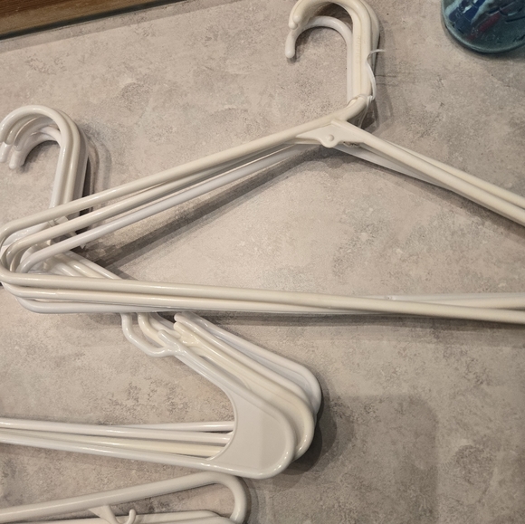 White plastic clothes hangers. 16, great condition. - Picture 4 of 4